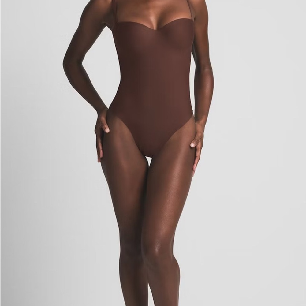 SKIMS BODY UNDERWIRE THONG BODYSUIT